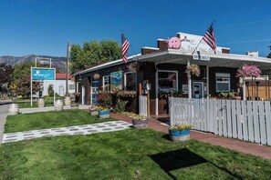 Exterior - Amazing 3BR Lakefront - Dock - Deck (Manson)