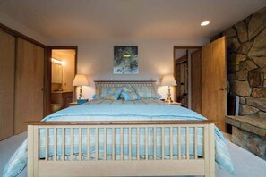 Room - Amazing 3BR Lakefront - Dock - Deck (Manson)