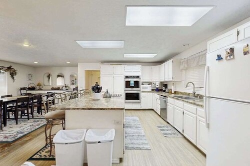 Fantastic 5BR Lakeview - Private Pool - Hot Tub