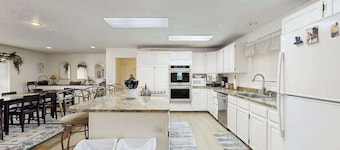 Fantastic 5BR Lakeview - Private Pool - Hot Tub