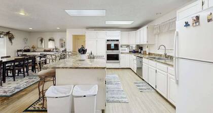 Fantastic 5BR Lakeview - Private Pool - Hot Tub