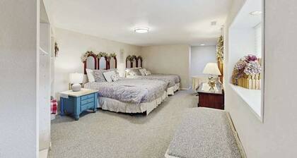 Fantastic 5BR Lakeview - Private Pool - Hot Tub