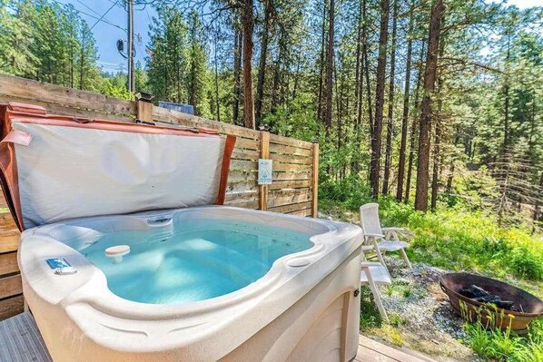 Outdoor spa tub - Studio Cabin - hot tub, near skiing, dogs welcome (Leavenworth)