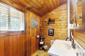 Bathroom - Studio Cabin - hot tub, near skiing, dogs welcome (Leavenworth)