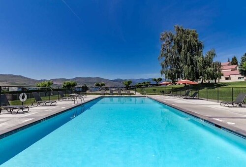 Charming 2BR Lakefront - Patio - Pool