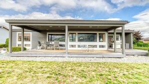 Ein überdachter Patio-Bereich mit Sitzgelegenheiten und Blick auf die umliegende Landschaft.