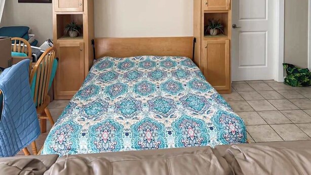 A bedroom with a bed, a desk, and two cabinets. - 1BR condo with pool, hot tub & great location (Chelan)