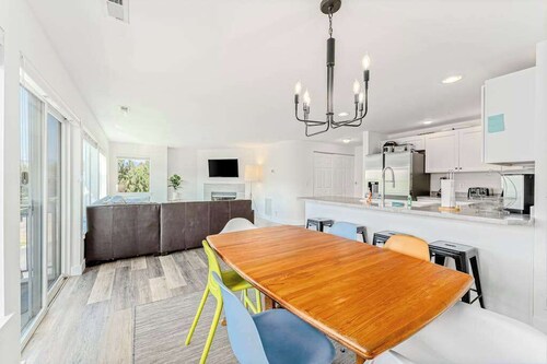 Bright 2BR Lakeview - Deck - Pool -