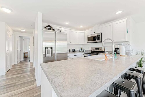 Bright 2BR Lakeview - Deck - Pool -