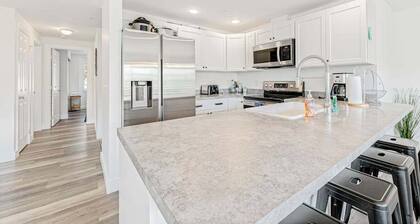 Bright 2BR Lakeview - Deck - Pool -