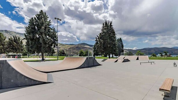 Uma pista de skate com rampas e bancos.