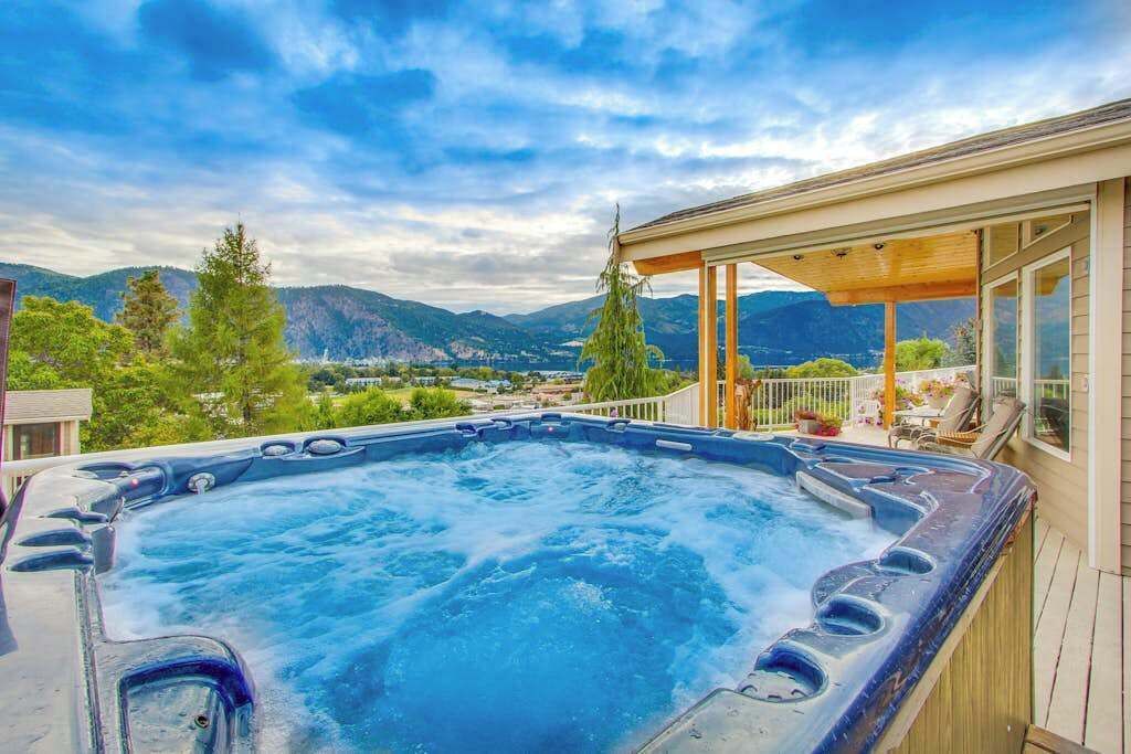 Un bain à remous sur une terrasse avec vue sur les montagnes.