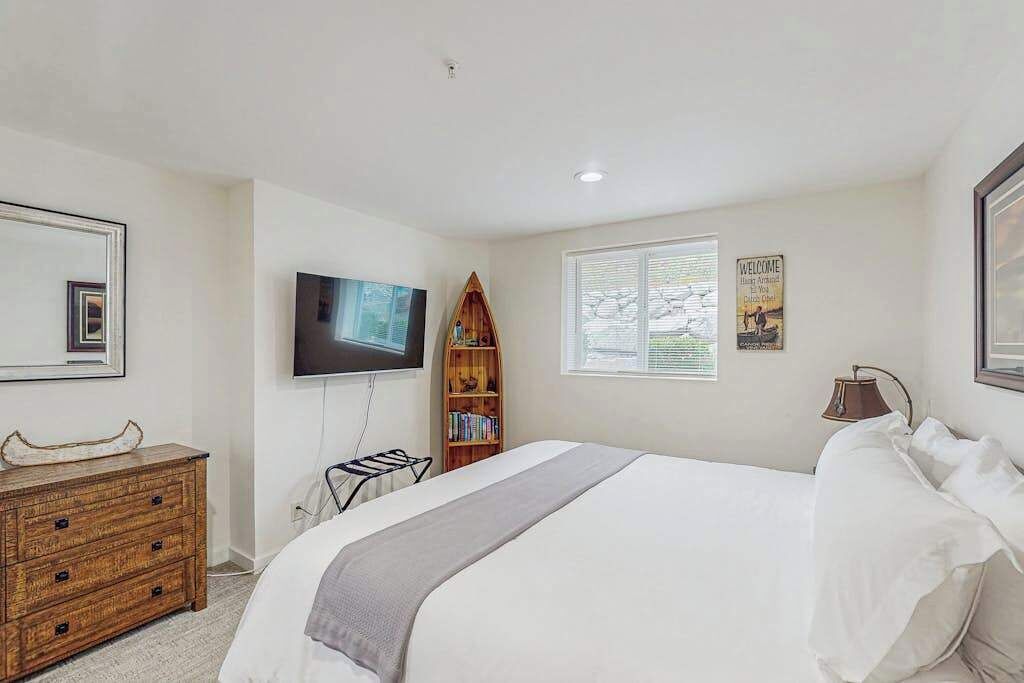 2 bedrooms, iron/ironing board, Internet, bed sheets