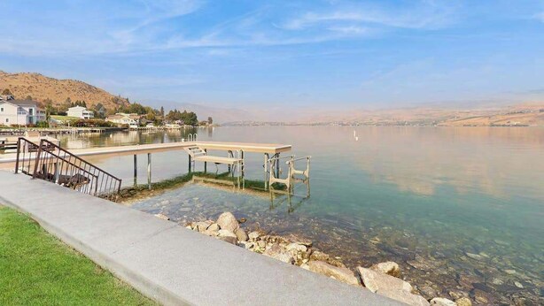 A clear lake with a dock and a staircase leading to a pier. - Gorgeous 3BR Lakefront - Dock - WoodStove (Chelan)