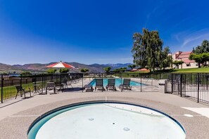 Ein Pool mit Liegestühlen und Blick auf die Berge.