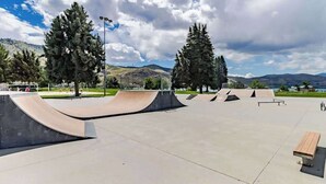 A skate park with ramps and benches. - 2BR Lakefront - Patio - Pool - Tennis - Dock (Chelan)