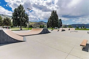 A skate park with ramps and benches. - 2BR Lakefront - Patio - Pool - Tennis - Dock (Chelan)