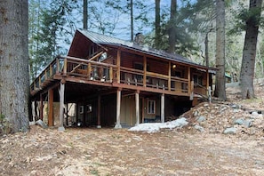A log cabin with a balcony, surrounded by trees. - 1BR Lakeview - WoodStove - Deck - Firepit - W&D (Leavenworth)