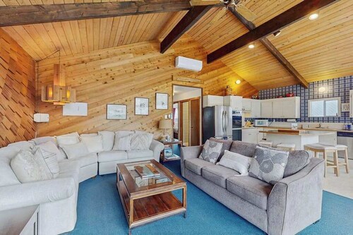 4BR dog friendly waterfront home with shared pool