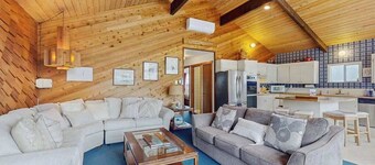 4BR dog friendly waterfront home with shared pool