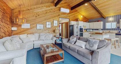 4BR dog friendly waterfront home with shared pool