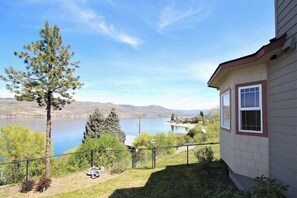 A house with a view of a lake and mountains. - 4BR Lakeview - Fireplace - Deck - W&D (Chelan)