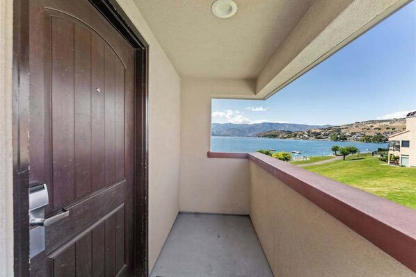 Een balkon met uitzicht op een meer en bergen.