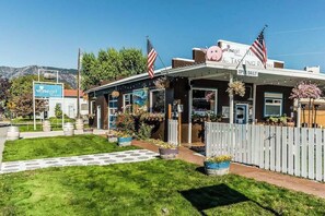 A building with a sign for 'Winegirl Wines & Tasting Room' and an American flag. - Stunning 4BR Lakefront - Dock - Balcony (Manson)