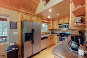 A kitchen with wooden cabinets, a stainless steel refrigerator, a microwave, an oven, and a coffee maker. - Secluded 3BR Mountainview - Hot Tub - WoodStove (Leavenworth)