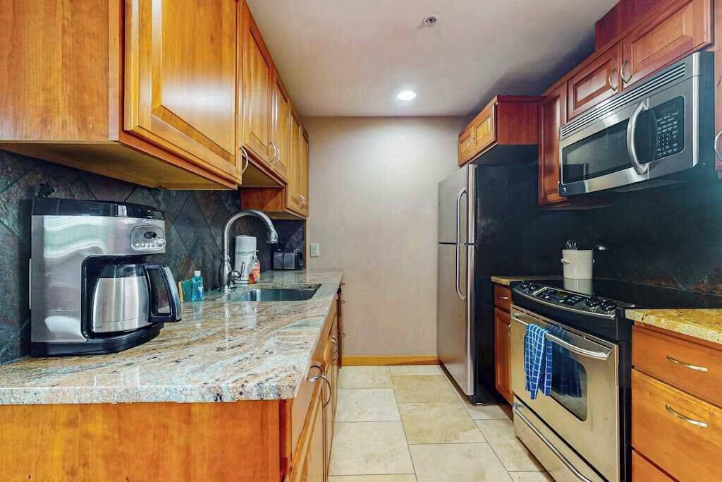 Coffee/tea maker, fridge, microwave, oven