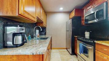 Coffee/tea maker, fridge, microwave, oven