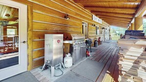 Ein überdachter Außenbereich mit Grillstation, Warmwasserbereiter und einem Schild mit der Aufschrift 'EAST WINEHOUSE'.