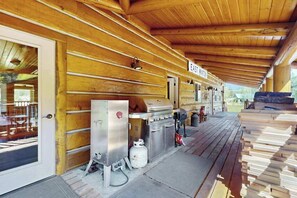 Ein überdachter Außenbereich mit Grillstation, Warmwasserbereiter und einem Schild mit der Aufschrift 'EAST WINEHOUSE'.