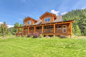 A two-story log cabin with a wrap-around porch and a large front deck. - 3BR mountain-view (Leavenworth)