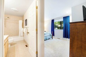 A bathroom with a bathtub, toilet, and sink. - 2BR Lakeview 1st-Floor - Deck - Pool (Chelan)