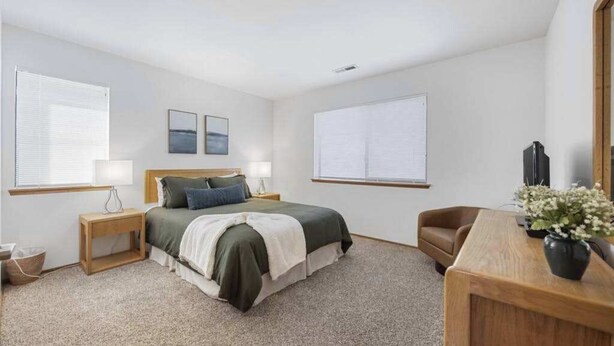 A bedroom with a bed, bedside tables, a desk, and a chair. - Quiet 3BR Lakefront - Balcony - Pool (Chelan)