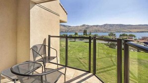 Property grounds - Quiet 3BR Lakefront - Balcony - Pool (Chelan)