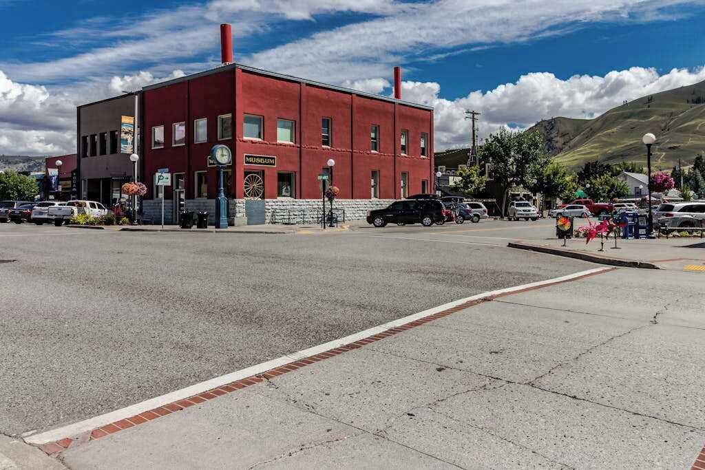 A red building with a clock and a sign that reads 'NICKELSTEIN'.