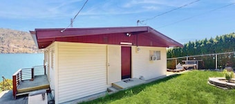 Lakefront 1BR with large deck, grill, & fast WiFi