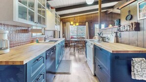 Private kitchen - Lakefront 1BR with large deck, grill, & fast WiFi (Chelan)