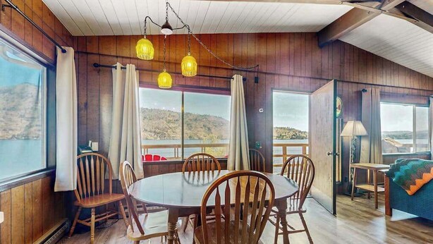 Dining - Lakefront 1BR with large deck, grill, & fast WiFi (Chelan)