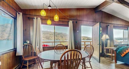 Lakefront 1BR with large deck, grill, & fast WiFi