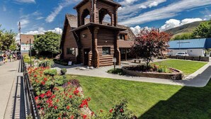 Exterior - Lakefront 1BR with large deck, grill, & fast WiFi (Chelan)