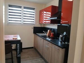 Wasserkocher mit Kaffee-/Teezubehör, Kühlschrank, Mikrowelle, Ofen