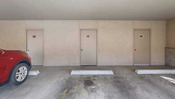 Un parcheggio con tre ingressi identificati con i numeri 19-1, 19-2 e 19-3.