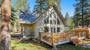 A cabin with a wooden deck, a front porch, and a garage. - Light-filled 3BR Dog Friendly - Deck (Leavenworth)