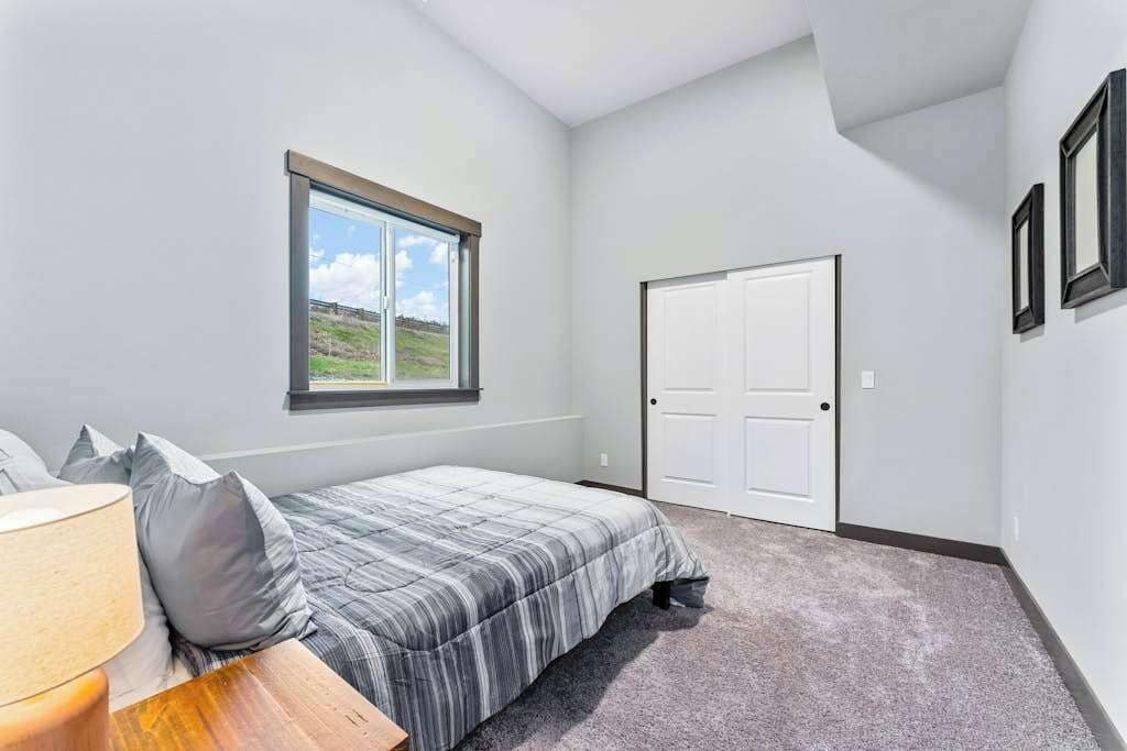 4 bedrooms, desk, iron/ironing board, travel crib