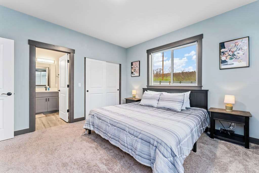 4 bedrooms, desk, iron/ironing board, travel crib