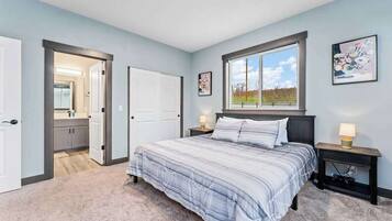 4 bedrooms, desk, iron/ironing board, travel crib