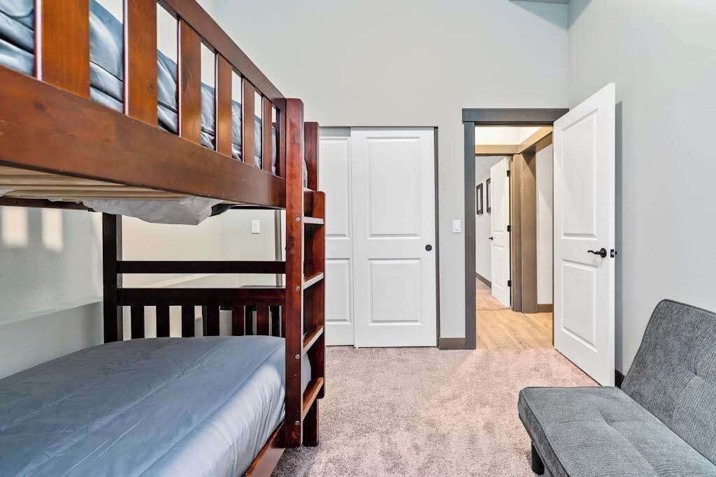 Desk, iron/ironing board, travel crib, WiFi